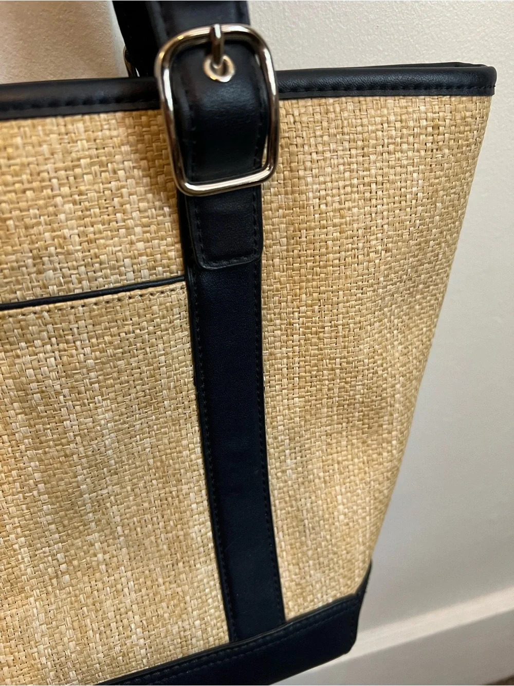 2000’s St. John's Bay Basketweave tote bag with navy straps vintage coastal